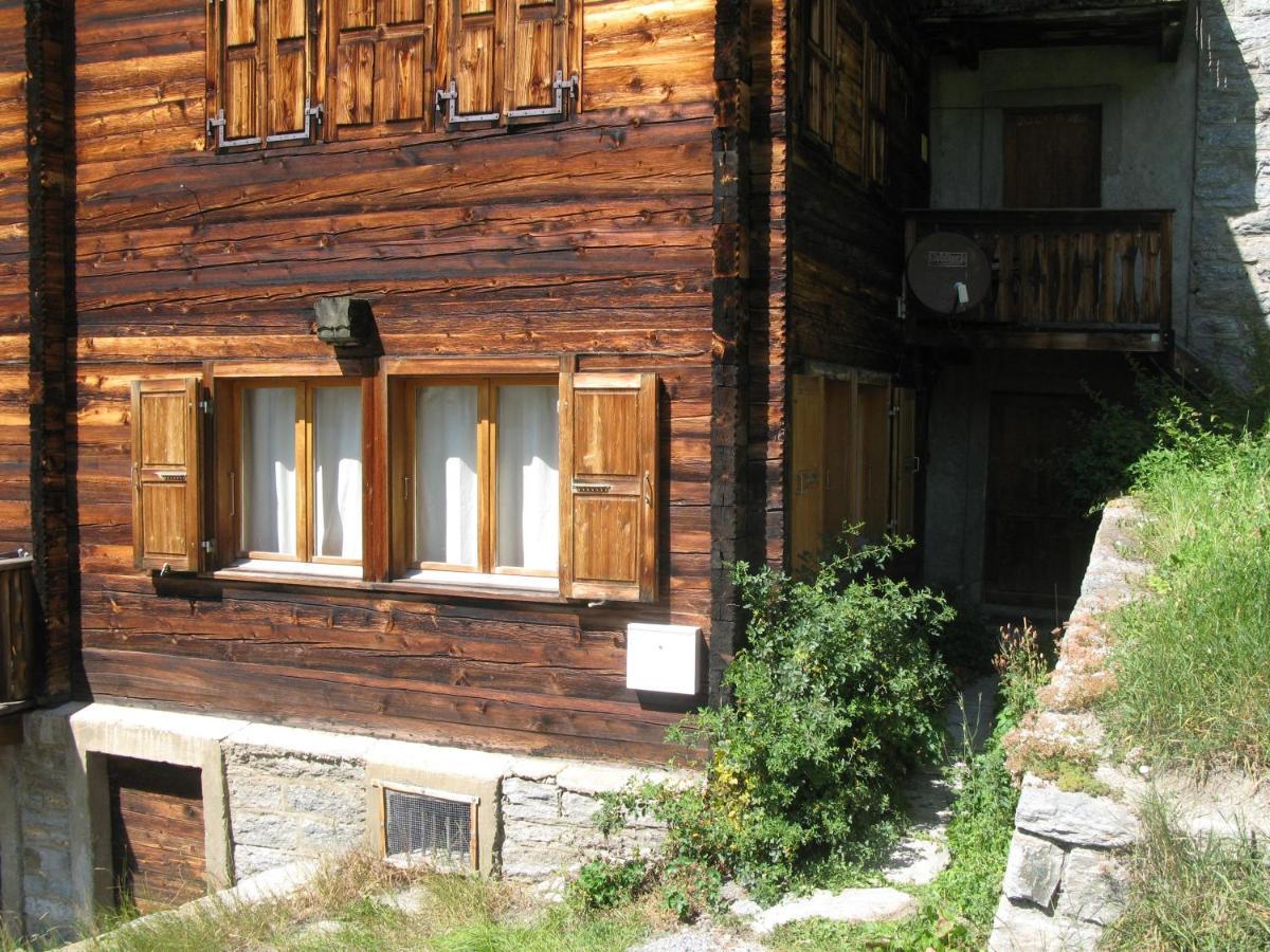 Alpia 26 - Zwei Zimmerwohnung In Traditionellem Walliser Haus Gasenried Eksteriør billede